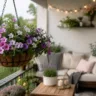 Deko für einen Balkon mit Dach im Juni mit Hängepflanzen, Lounge-Ecke und stimmungsvoller Gestaltung.