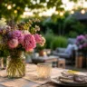 Deko für Gartenparty im Juni mit Blumen, Windlichtern und gemütlicher Gartentafel im Abendlicht.