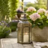 Gartendeko im Juli mit Laterne, Hortensie und gemütlichem Sitzplatz auf sommerlicher Terrasse.