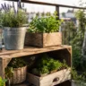 Balkondeko aus alten Sachen mit Holzkisten, Leiter und Zinkgefäßen auf gemütlichem Balkon.