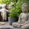 Terrassendeko mit Figuren aus Stein zwischen Lavendel und Kübelpflanzen auf moderner Terrasse.