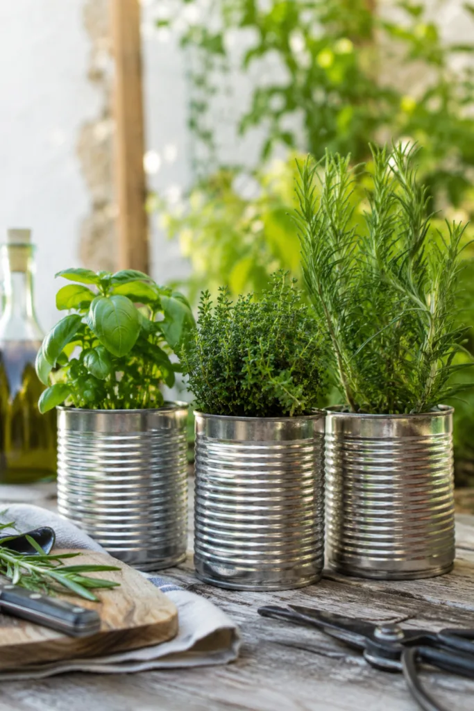 Gartendeko mit alten Konservendosen – 5 wunderschöne Ideen für deinen Garten Gartendeko mit alten Konservendosen als Kräutergefäße auf rustikalem Holztisch im Garten.