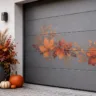 Herbstdeko fürs Garagentor mit herbstlichem Klebemotiv, Kürbissen und bepflanztem Kübel.