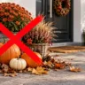 Herbstdeko am Hauseingang im Herbst mit rotem Kreuz über ungeeigneten Dekoelementen.
