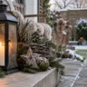 Winterdeko für einen kleinen Garten mit Laterne, Tannengrün und natürlichen Dekoideen im Winter.
