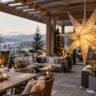 Leuchtender Weihnachtsstern an einer Holzpergola mit Lichterketten und festlich dekorierter Terrasse.