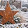 Wetterfeste Weihnachtsdeko im Garten mit großem Cortenstahl-Stern zwischen frostigen Ziergräsern und Tannenzweigen.