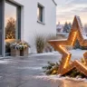 Wetterfeste Weihnachtsdeko für die Terrasse mit leuchtendem Metallstern, Tannengrün und Schnee.