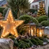 Weihnachtsdeko für den Vorgarten mit leuchtendem Holzstern, Laternen, Tannengrün und winterlichem Gartenweg.