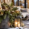 Weihnachtsdeko für die Terrasse mit Tannengrün, Laterne und warmem Licht auf winterlichen Steinplatten.