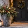Weihnachtsdeko am Hauseingang mit Tannengrün, Kranz, Laternen und warmem Licht.